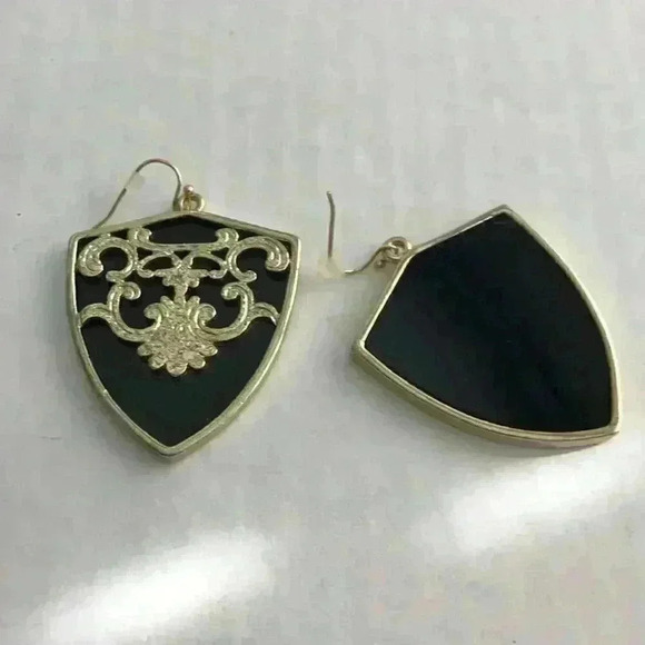 Olivia Welles new Annabelle Detail Earrings - Picture 7 of 8